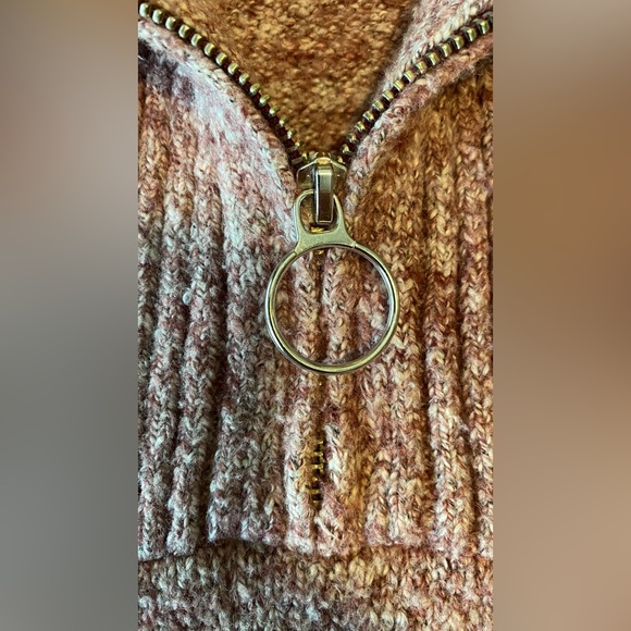 Old Navy knit sweater. 20 in from armpit to armpit. Length 21.5 inches. - Picture 5 of 10